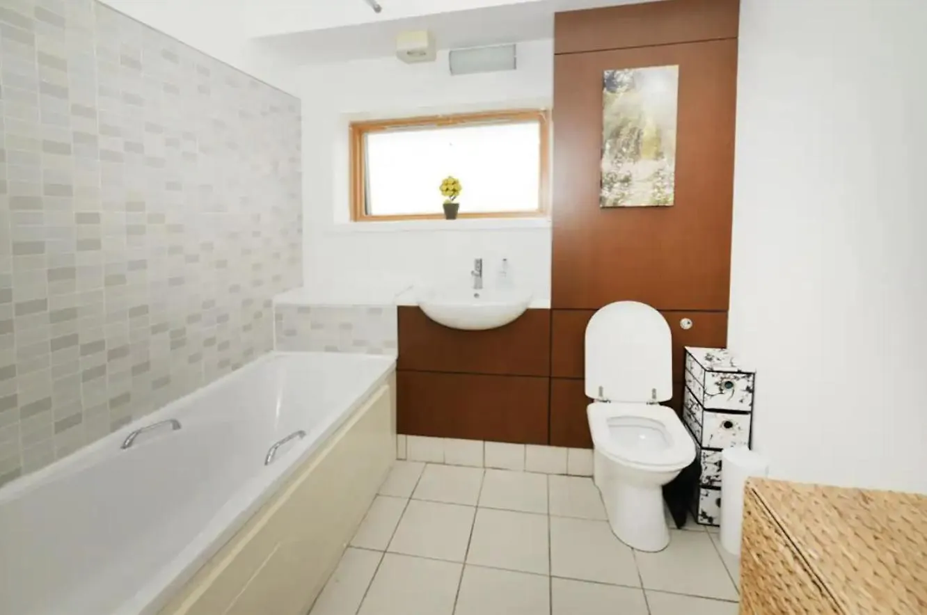Apartment Ferienwohnung Bright 2Bd Flat With Private Balcony - Dublin